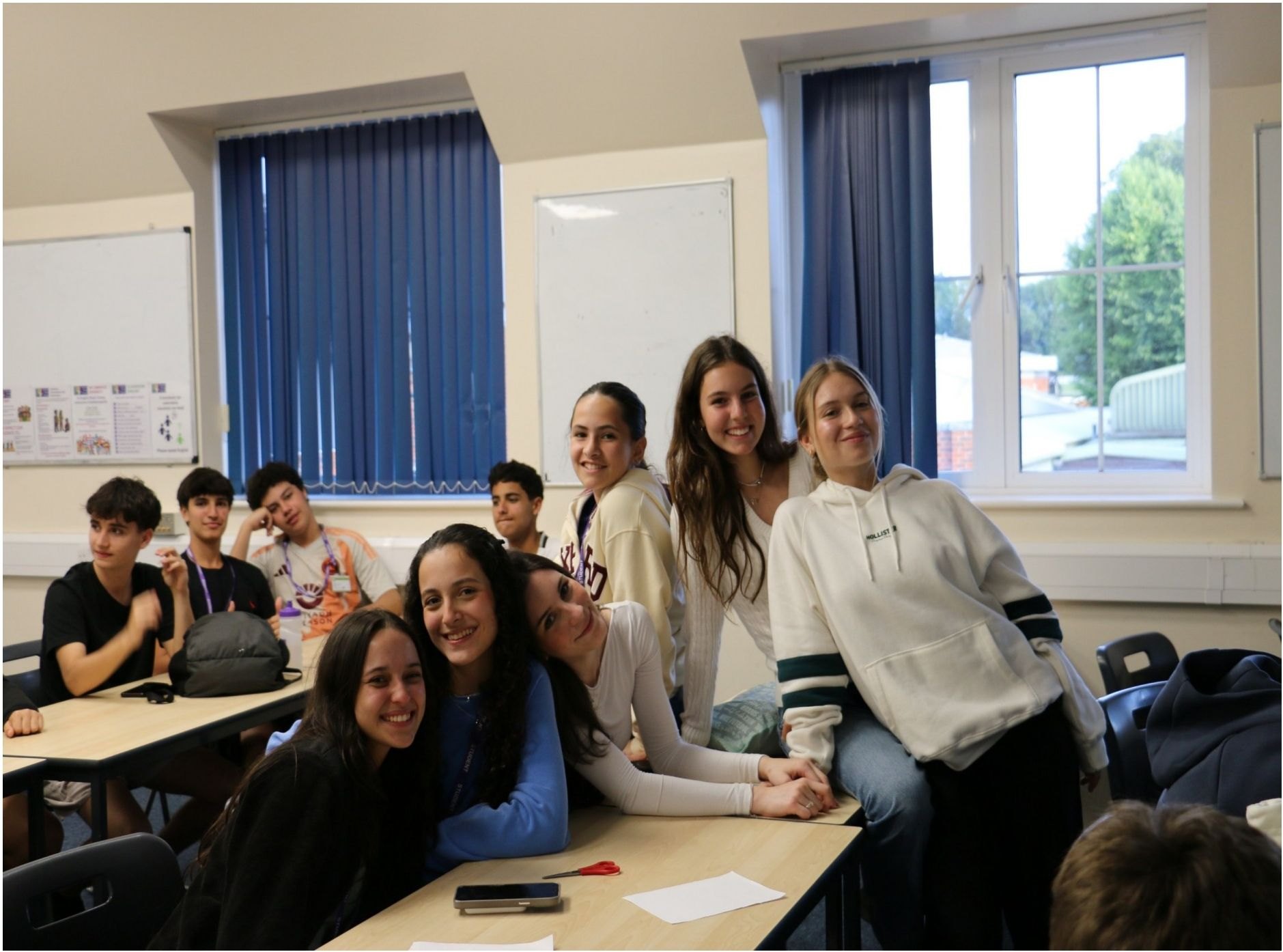 Adolescentes de várias nacionalidades em sala de aula de inglês