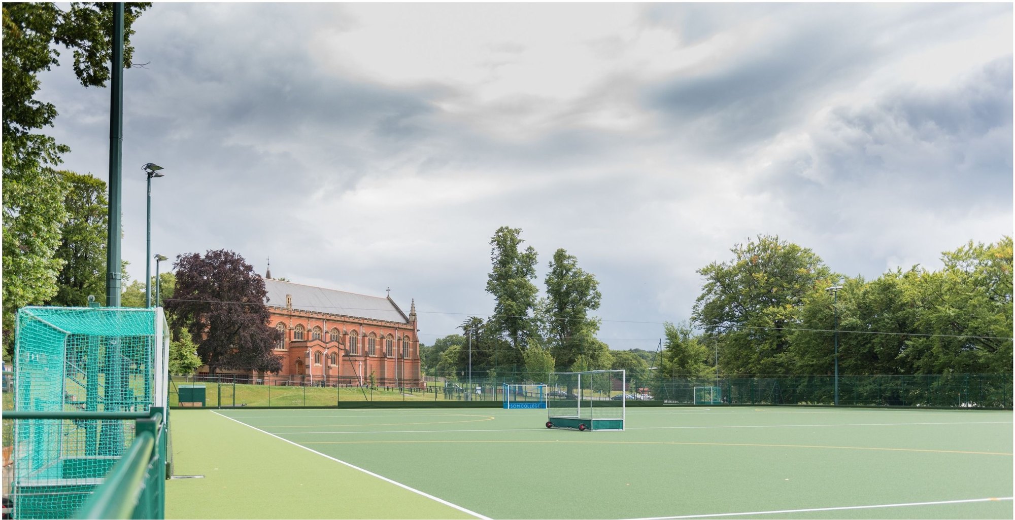 Campo esportivo do Epsom College com a capela ao fundo