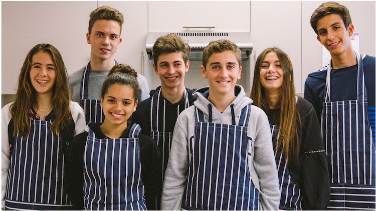 Estudantes no clube de culinária do programa