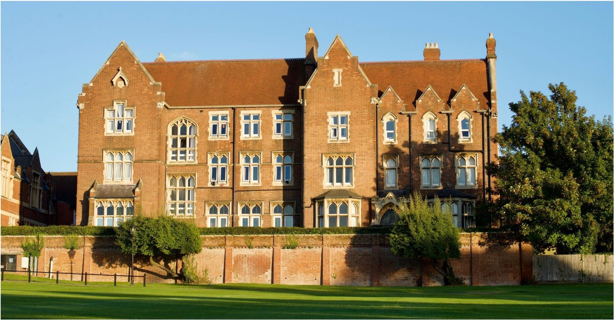 Fachada histórica em tijolo do Epsom College